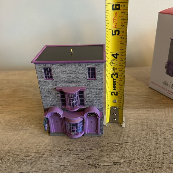 Hallmark  Madam Malkin's Robes For All Occasions -‎ Harry Potter Ornament 2024 - Picture 12 of 16